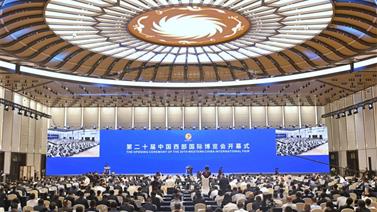 “瓶”聚工会情 “包”送贴心夏——四川省总工会联合四川国际博览集团开展展会送清凉活动